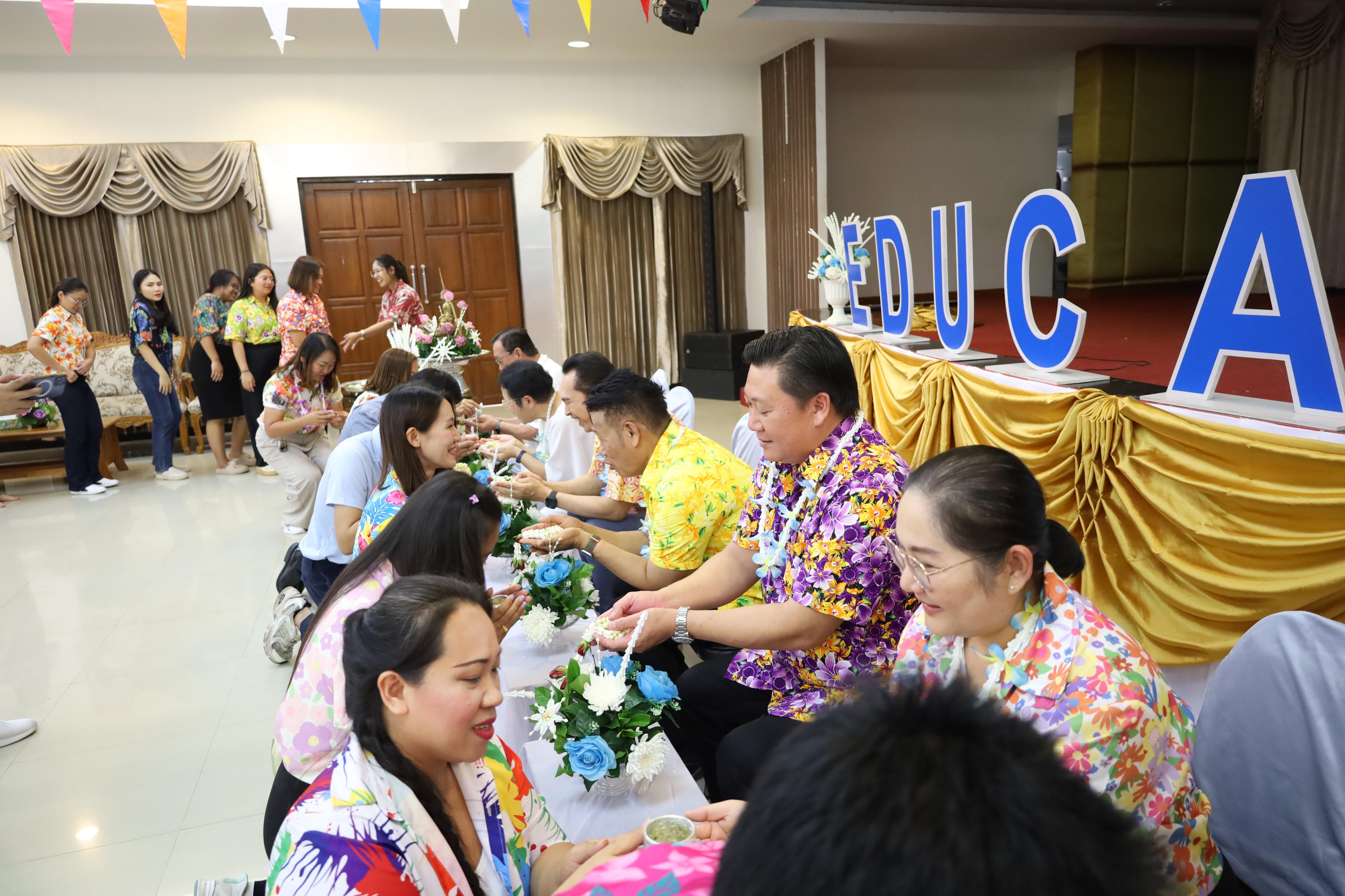 154. วันที่ 26 เมษายน 2568 สาขาการบริหารการศึกษา ได้จัดกิจกรรมรดน้ำดำหัวคณาจารย์ระดับบัณฑิตศึกษา ประจำสาขาการบริหารการศึกษา ณ ห้องประชุมครุร่มสัก 1 ชั้น 3 อาคารคณะครุศาสตร์